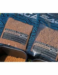 Saga COARSE PELLETS NATURAL SINKING 2MM 700G -Roofvissen Winkel saga coarse pellets natural sinking 2mm 700g 2